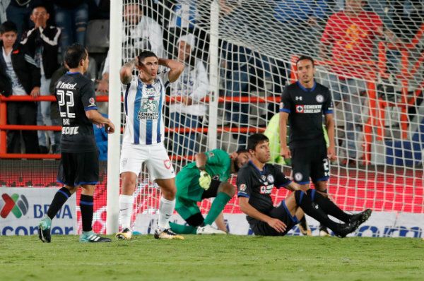Pachuca aplasta a Cruz Azul y le quita el invicto