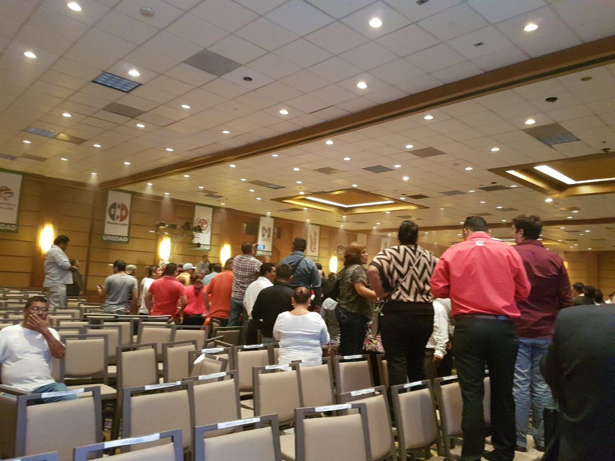 #Video Priistas se avientan sillas en hotel de Nuevo León