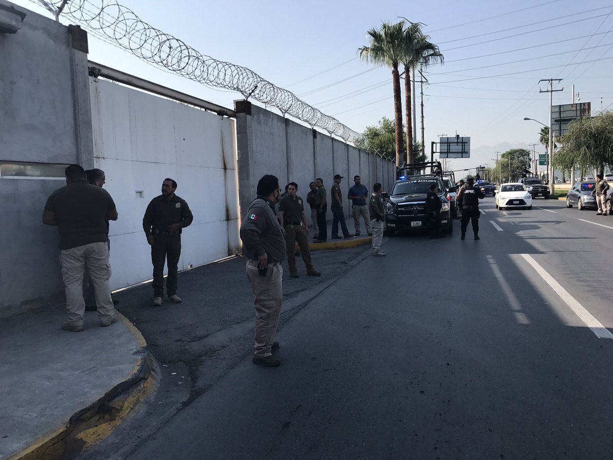 Lanzan paquetes con droga y celulares a tutelar en Nuevo León