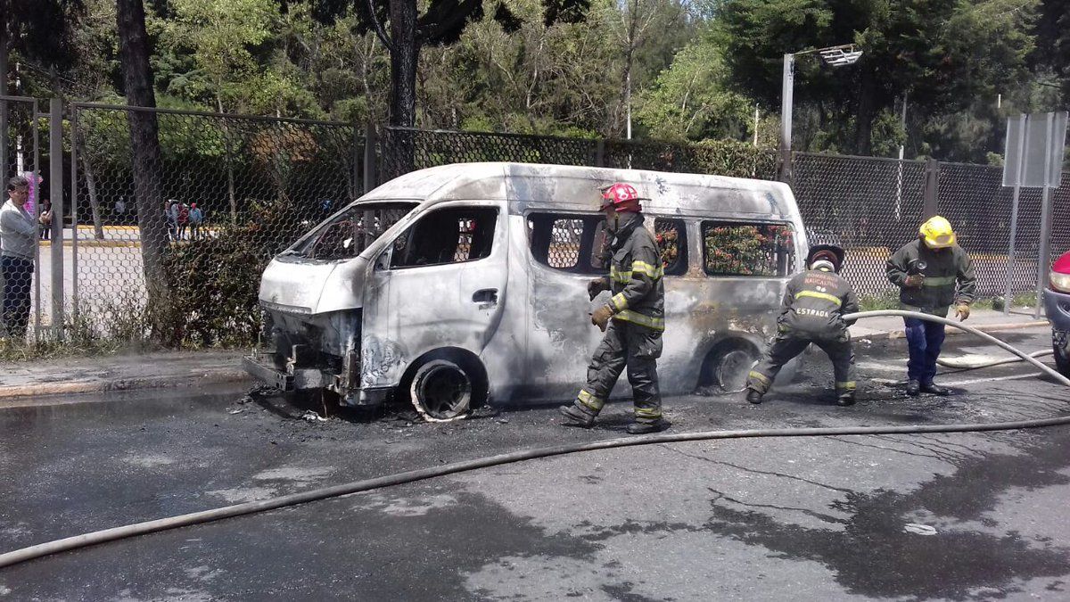 Se incendia combi sobre Periférico Norte - Se-incendia-Combi-en-Periférico-Norte-Foto-de-@norgarciat
