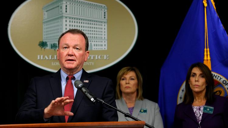 Arrestan a sheriff por abusar sexualmente de dos internas en Los Ángeles