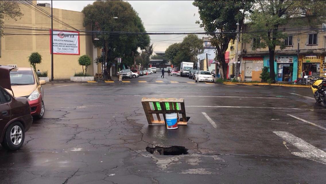 Se abre socavón en colonia Obrera