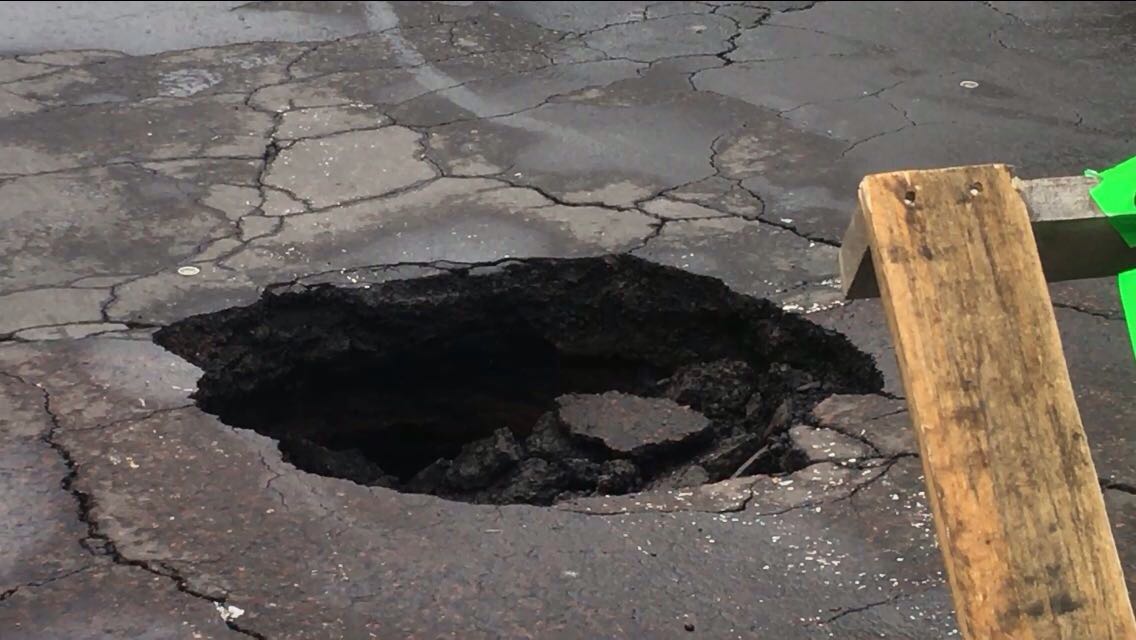 Se abre socavón en colonia Obrera - Socavón-Colonia-Obrera-Foto-de-FotoTV-4
