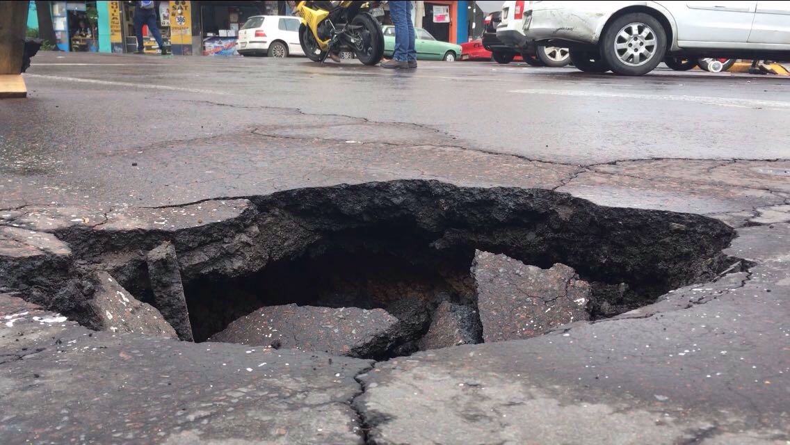 Se abre socavón en colonia Obrera - Socavón-Colonia-Obrera-Foto-de-FotoTV