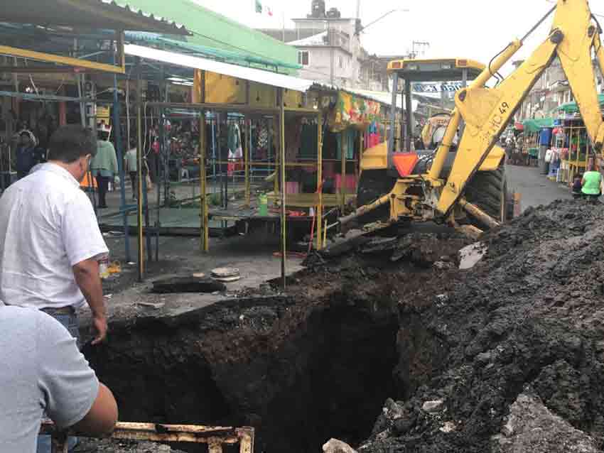 Tubo de drenaje dañado provoca socavón en delegación Iztapalapa - Socavón-Iztapalapa-Foto-de-Excélsior