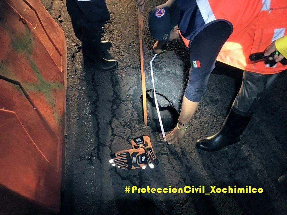 Se forma socavón de cinco metros de profundidad en Xochimilco - Socavón-Xochimilco-Foto-de-Protección-Civil-2