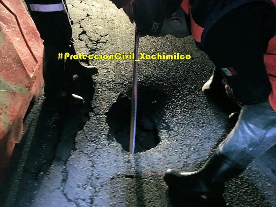 Se forma socavón de cinco metros de profundidad en Xochimilco - Socavón-Xochimilco-Foto-de-Protección-Civil-3