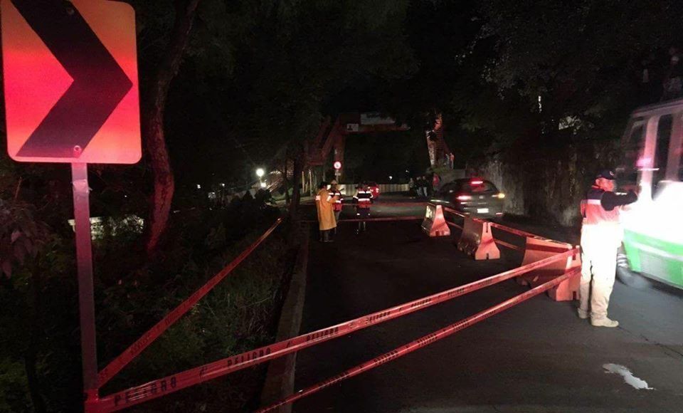 Se forma socavón de cinco metros de profundidad en Xochimilco