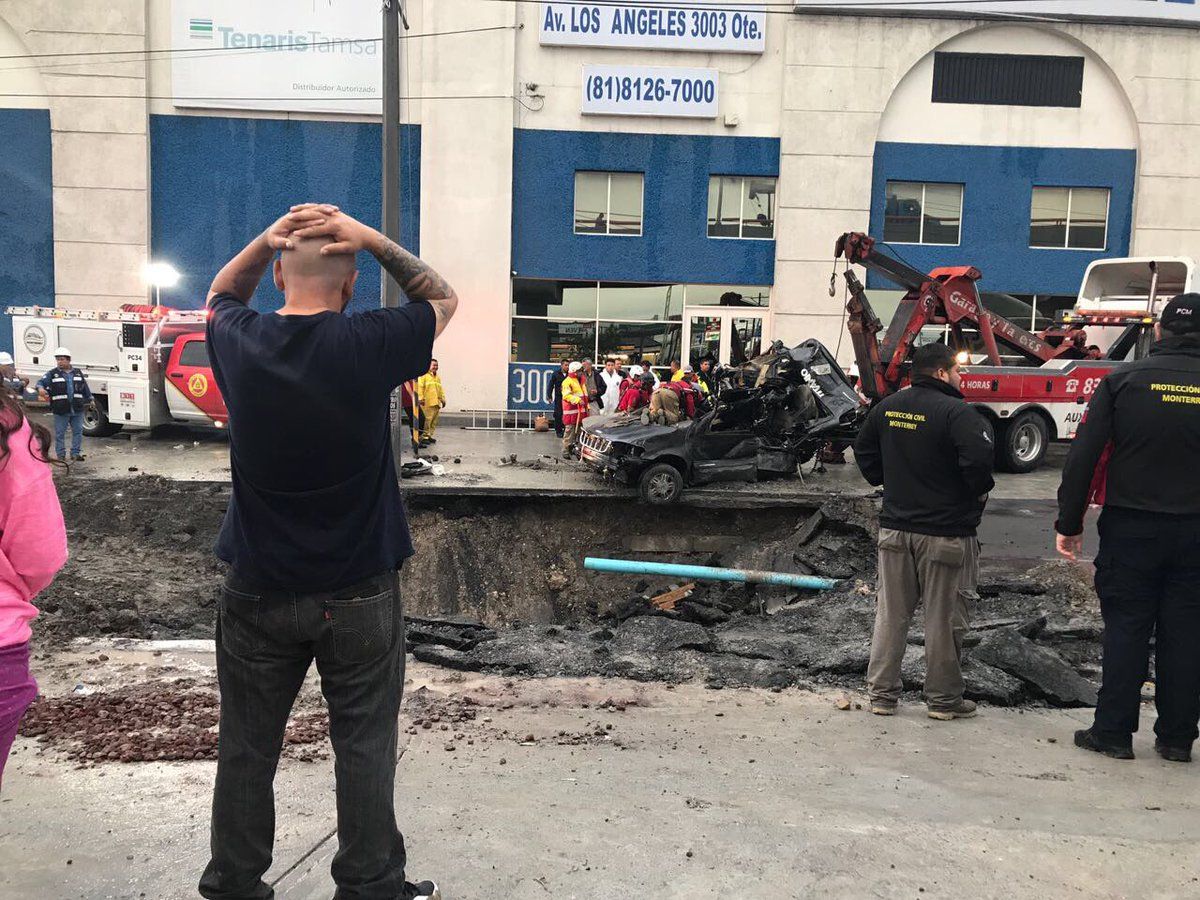 Detienen búsqueda de mujer que cayó a socavón por lluvia