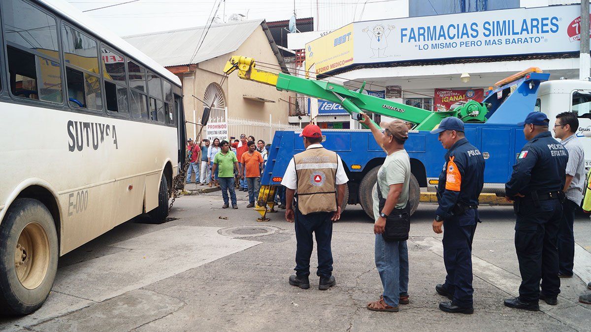 Camión de pasajeros cae en socavón en Tuxtepec