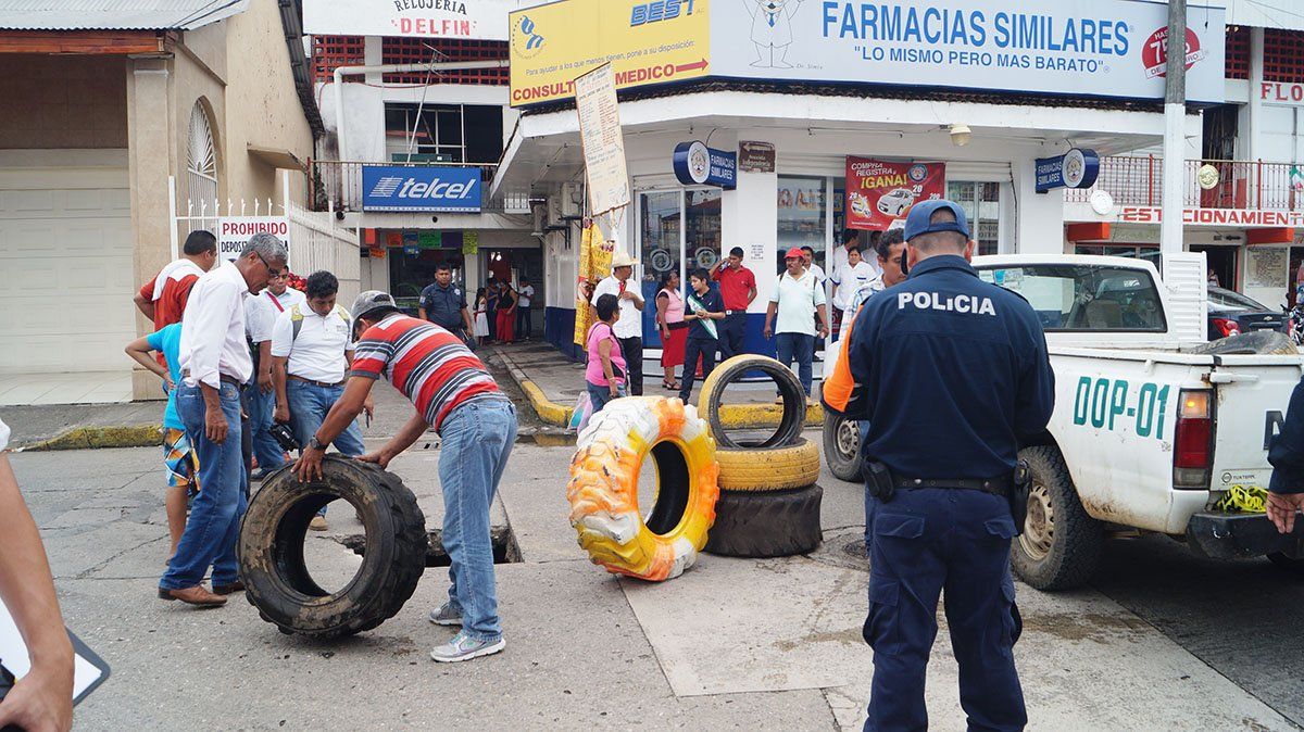 Camión de pasajeros cae en socavón en Tuxtepec - Socavón-tuxtepec-Oaxaca-Foto-de-Revista-Radar