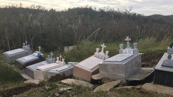 Huracán María sacó cadáveres de sus tumbas en Puerto Rico - TUMBAS-PUERTO-RICO