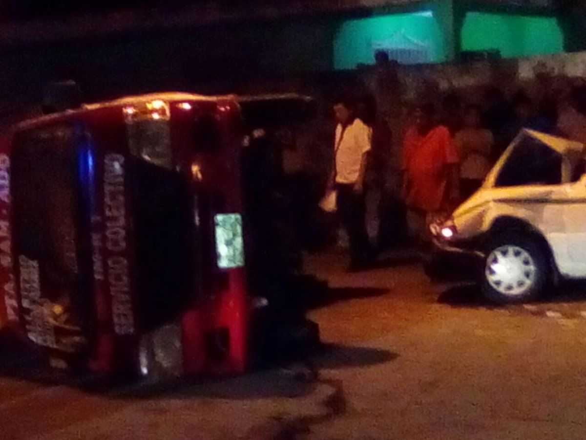 Vuelca camioneta de pasajeros en Pachuca - Vuelca-camioneta-de-pasajeros-en-Pachuca-Foto-de-@MarcrixNoticias