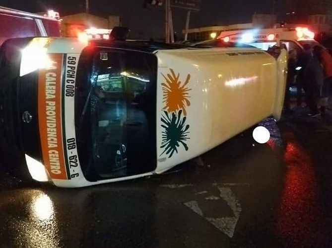Vuelca camioneta de pasajeros en Pachuca