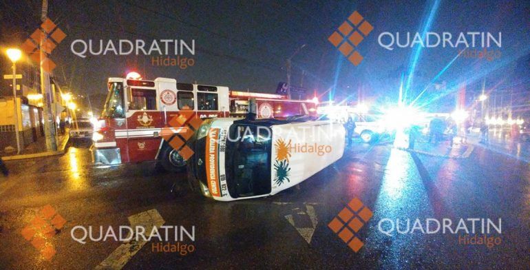 Vuelca camioneta de pasajeros en Pachuca - Vuelca-camioneta-de-pasajeros-en-Pachuca-Foto-de-Quadratín
