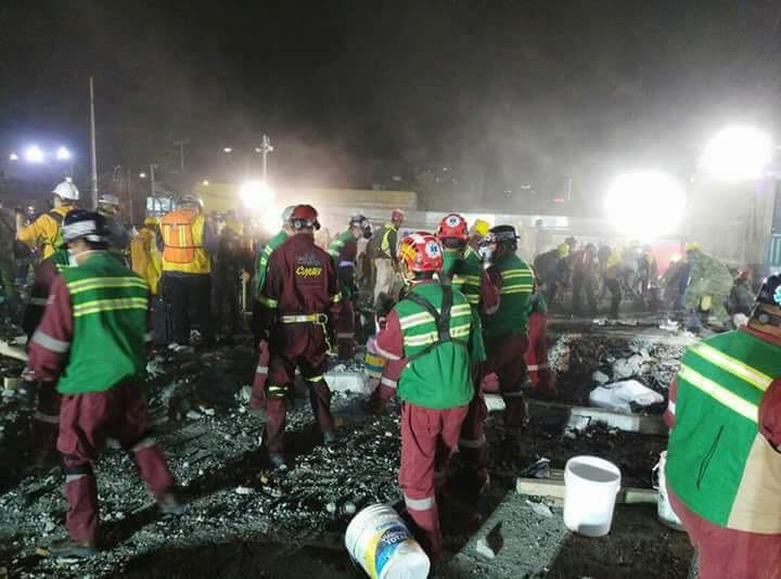 Rescatan dos cuerpos de fábrica textil en colonia Obrera - WhatsApp-Image-2017-09-21-at-11.07.33-PM