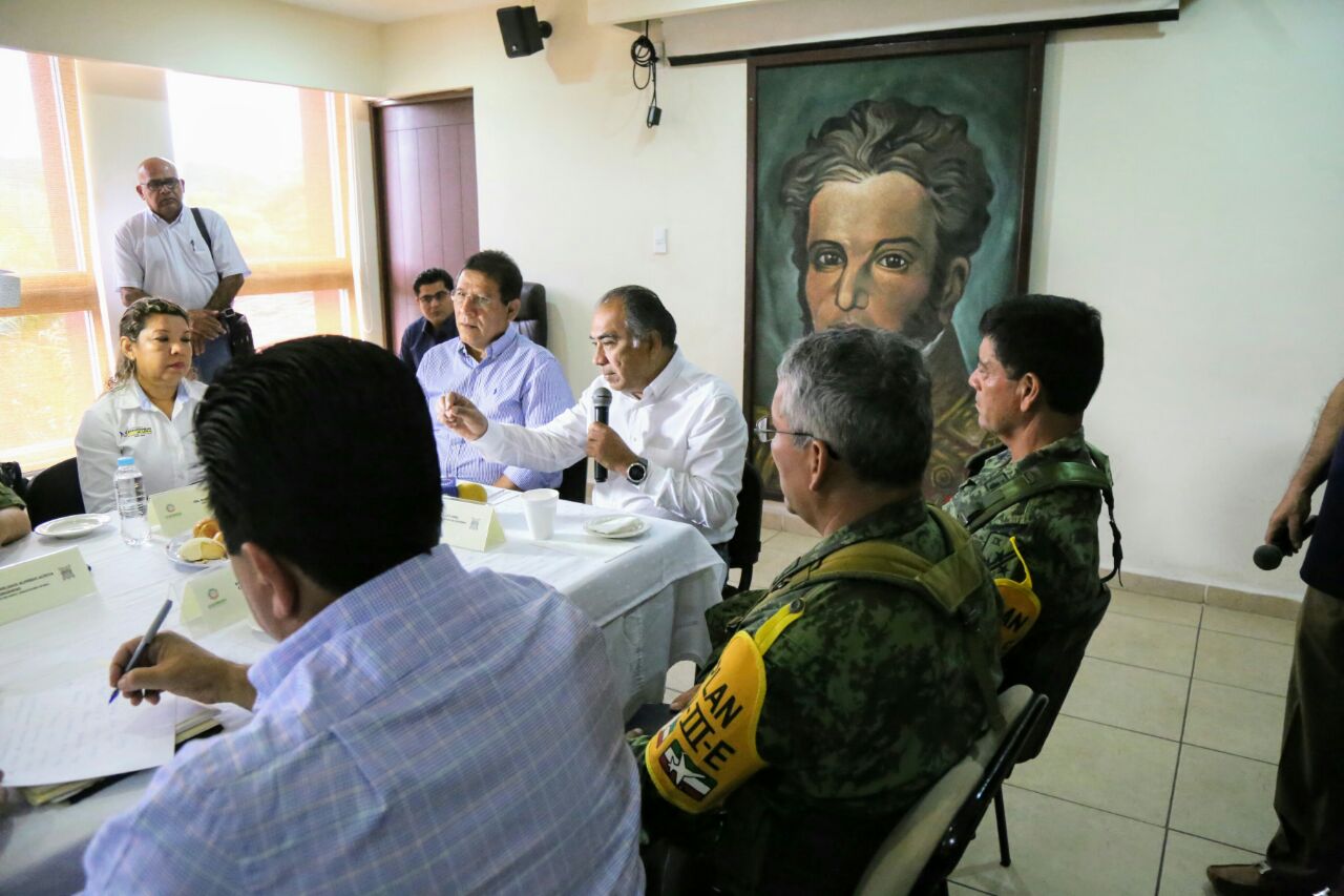 Gobernador de Guerrero encabeza reunión de evaluación de daños en Zihuatanejo - WhatsApp-Image-2017-09-22-at-2.40.24-PM-1