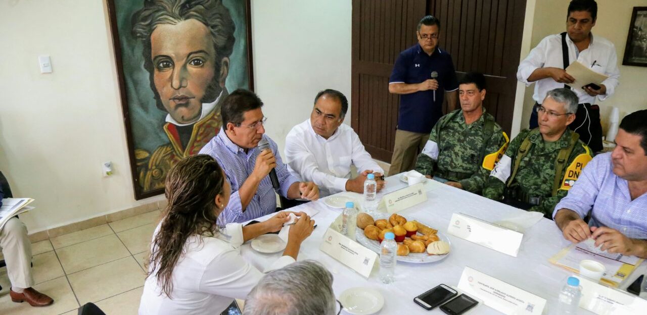 Gobernador de Guerrero encabeza reunión de evaluación de daños en Zihuatanejo