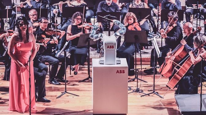 #Video Robot dirige a orquesta con Andrea Bocelli - YuMi-robot-dirige-orquesta-2-Foto-de-ABB