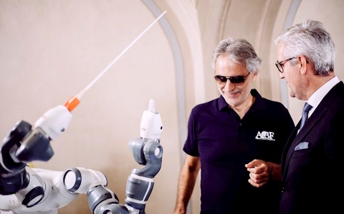 #Video Robot dirige a orquesta con Andrea Bocelli - YuMi-robot-dirige-orquesta-3-Foto-de-ABB
