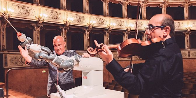 #Video Robot dirige a orquesta con Andrea Bocelli - YuMi-robot-dirige-orquesta-4-Foto-de-ABB
