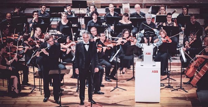 #Video Robot dirige a orquesta con Andrea Bocelli