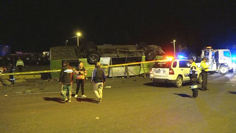 Volcadura de autobús en Ecuador deja 13 muertos y 28 heridos - accidente-autobús-ecuador