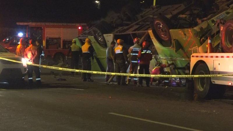 Volcadura de autobús en Ecuador deja 13 muertos y 28 heridos