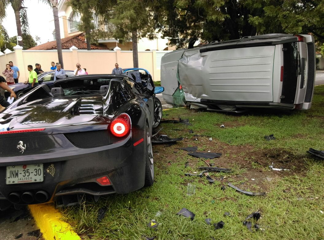 Choca Ferrari con camioneta en Zapopan - accidente-ferrari-zapopan