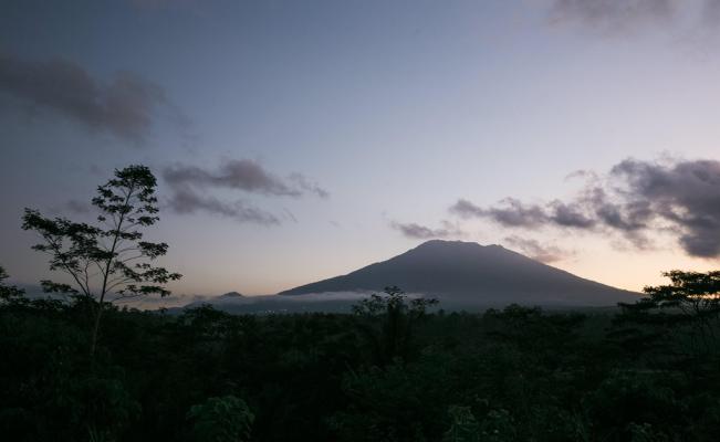 Evacuan a 135 mil personas en Indonesia ante riesgo de erupción - agung