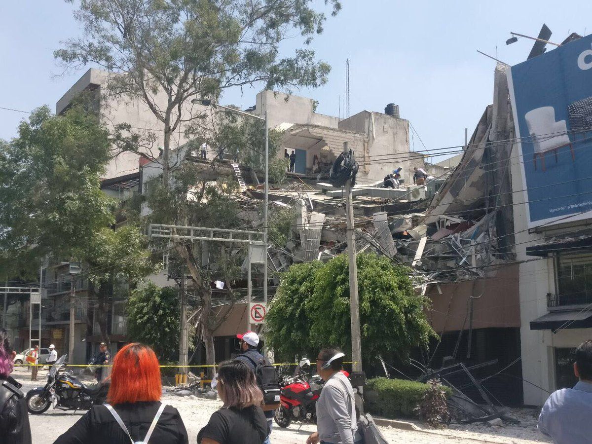 Rescatan a ocho personas en predios derrumbados de la Roma