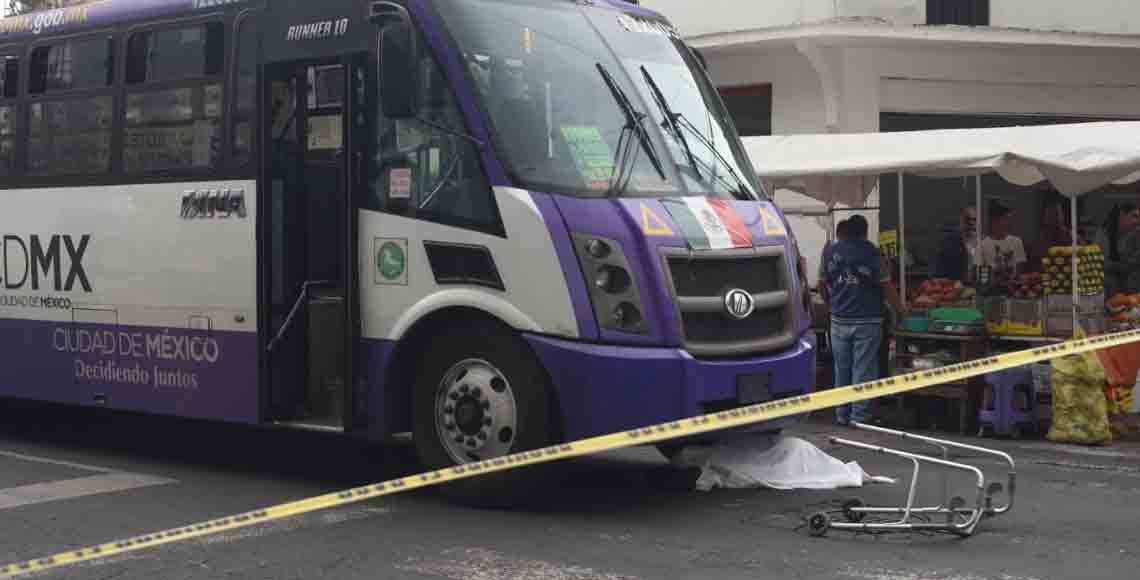 Camión de pasajeros atropella a mujer de la tercera edad que usaba andadera