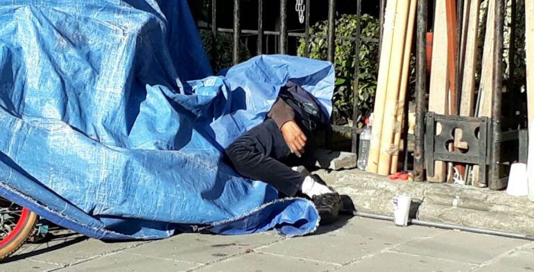 Hallan a hombre apuñalado en Paseo de la Reforma