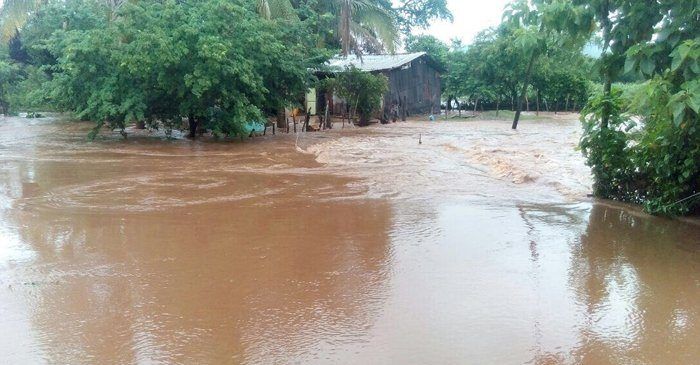 Desalojan a familias por aumento de nivel de arroyo en Michoacán