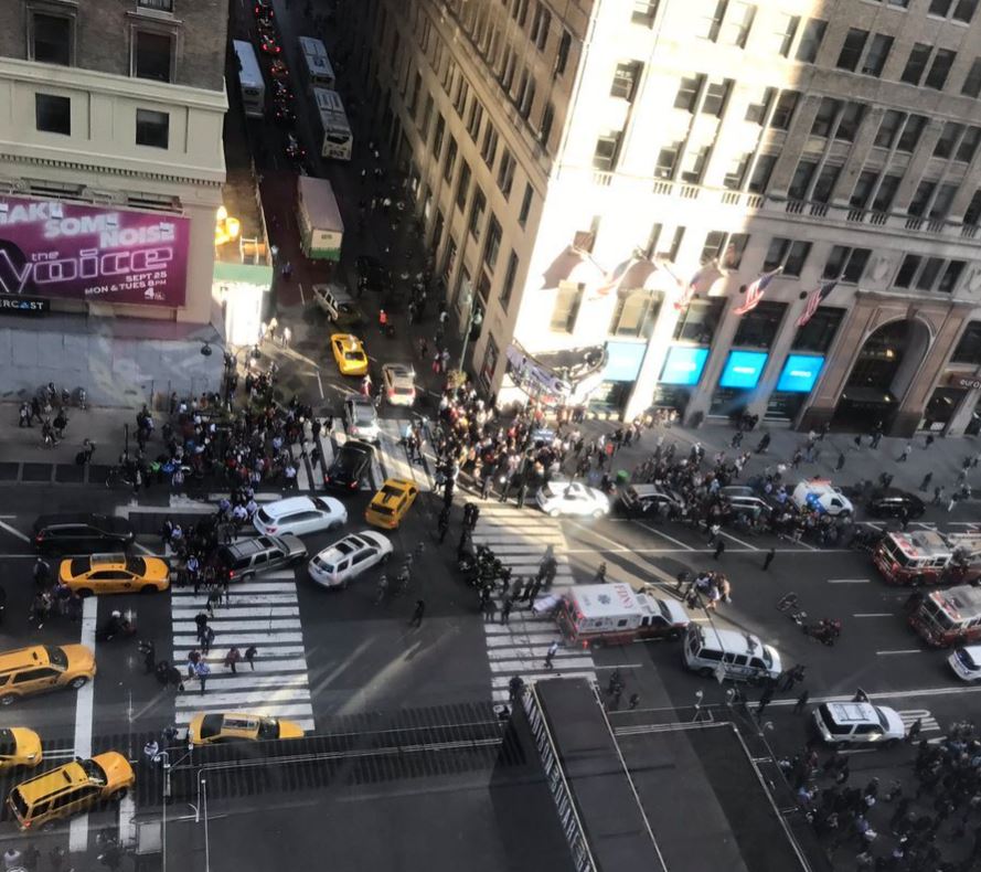 Camioneta embiste a peatones en Manhattan