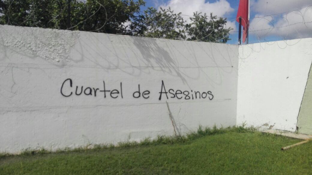 #Video Padres de Ayotzinapa atacan el 27 Batallón de Iguala - ayotzi-2