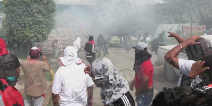 #Video Padres de Ayotzinapa atacan el 27 Batallón de Iguala - ayotzi-4