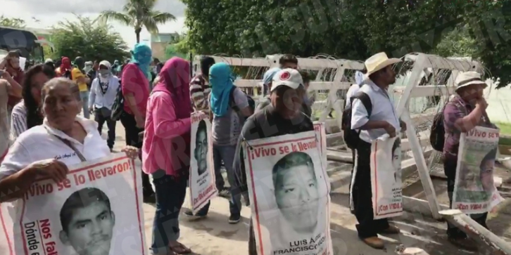 #Video Padres de Ayotzinapa atacan el 27 Batallón de Iguala - ayotzi-5
