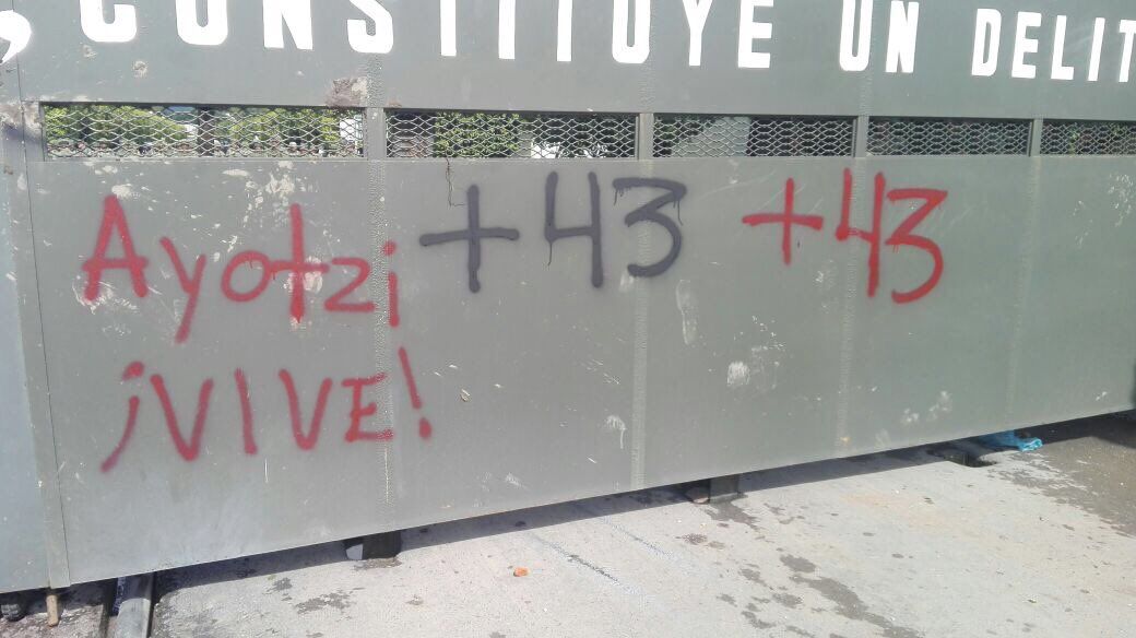 #Video Padres de Ayotzinapa atacan el 27 Batallón de Iguala