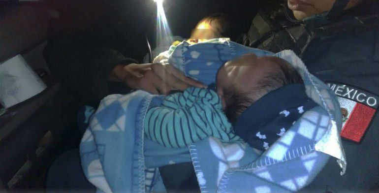 Abandonan a bebé y niña en carretera de Guerrero