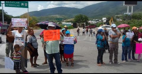 Damnificados bloquean Autopista del Sol en Acapulco