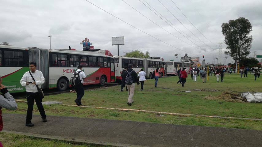 Bloquean Avenida Central por inundaciones en el Estado de México