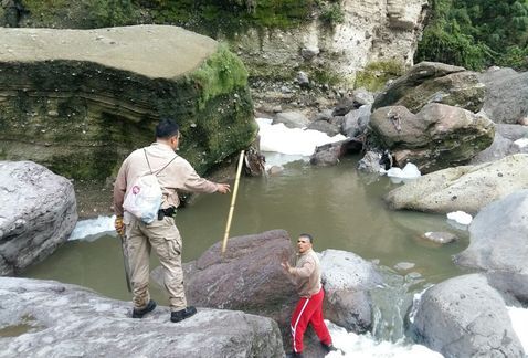 Bomberos buscan a menor arrastrado por la corriente en Guadalajara