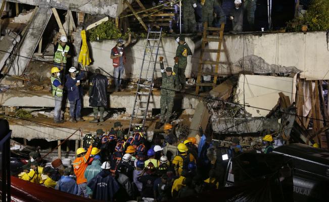 Retiran a brigadistas de Enrique Rébsamen por riesgo de derrumbe - brigadistas-enrique-rébsamen