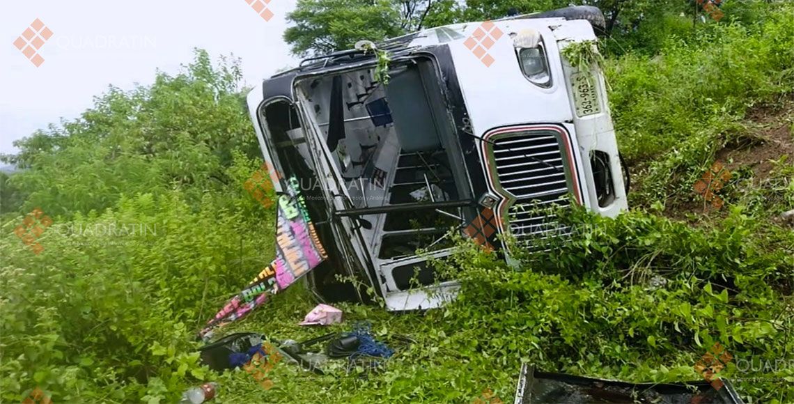 Volcadura de autobús deja 12 lesionados en Oaxaca - bus1