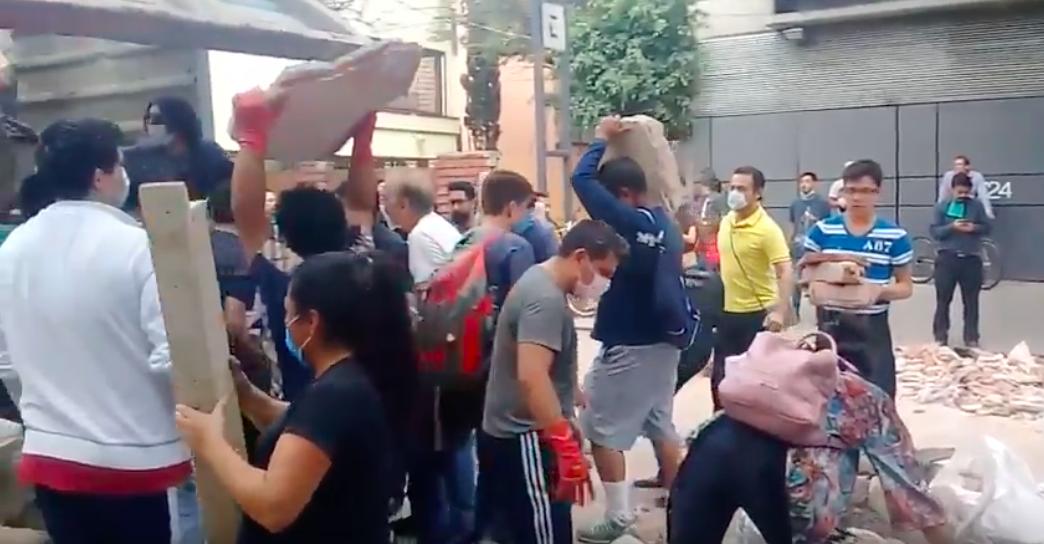 Cadenas humanas se forman en las calles para rescatar a gente atrapada entre los escombros Cadenas humanas se forman en las calles para rescatar a gente atrapada entre los escombros