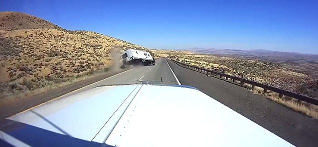 #Video Vuelca camioneta que intentó rebasar en carretera