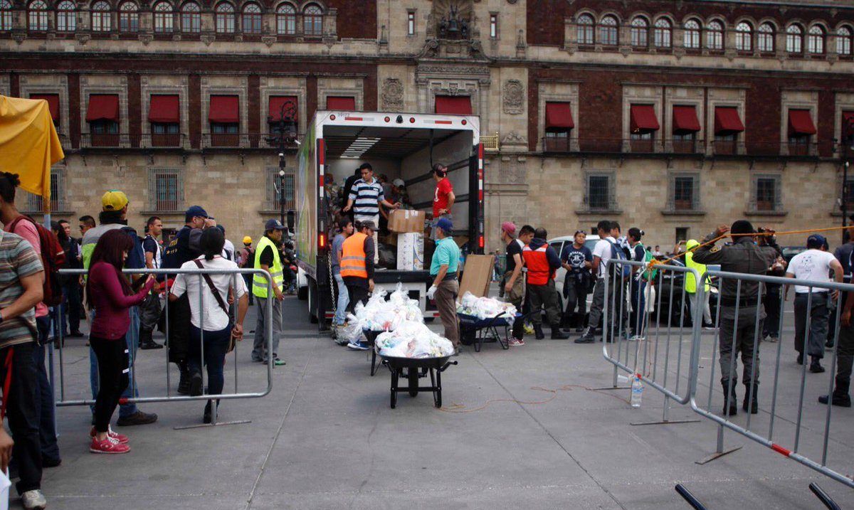 Abren en Zócalo CDMX megacentro de acopio de víveres para víctimas de sismo en Turquía