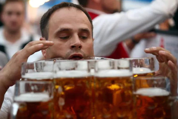 #Video Hombre rompe récord de transportar tarros de cerveza - cerveza-récord-1