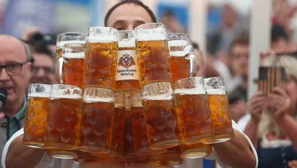 #Video Hombre rompe récord de transportar tarros de cerveza